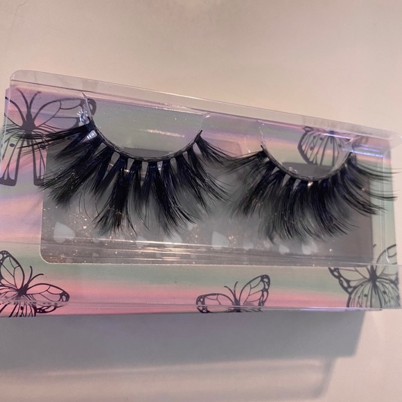 False Eyelashes - Picture 2 of 3